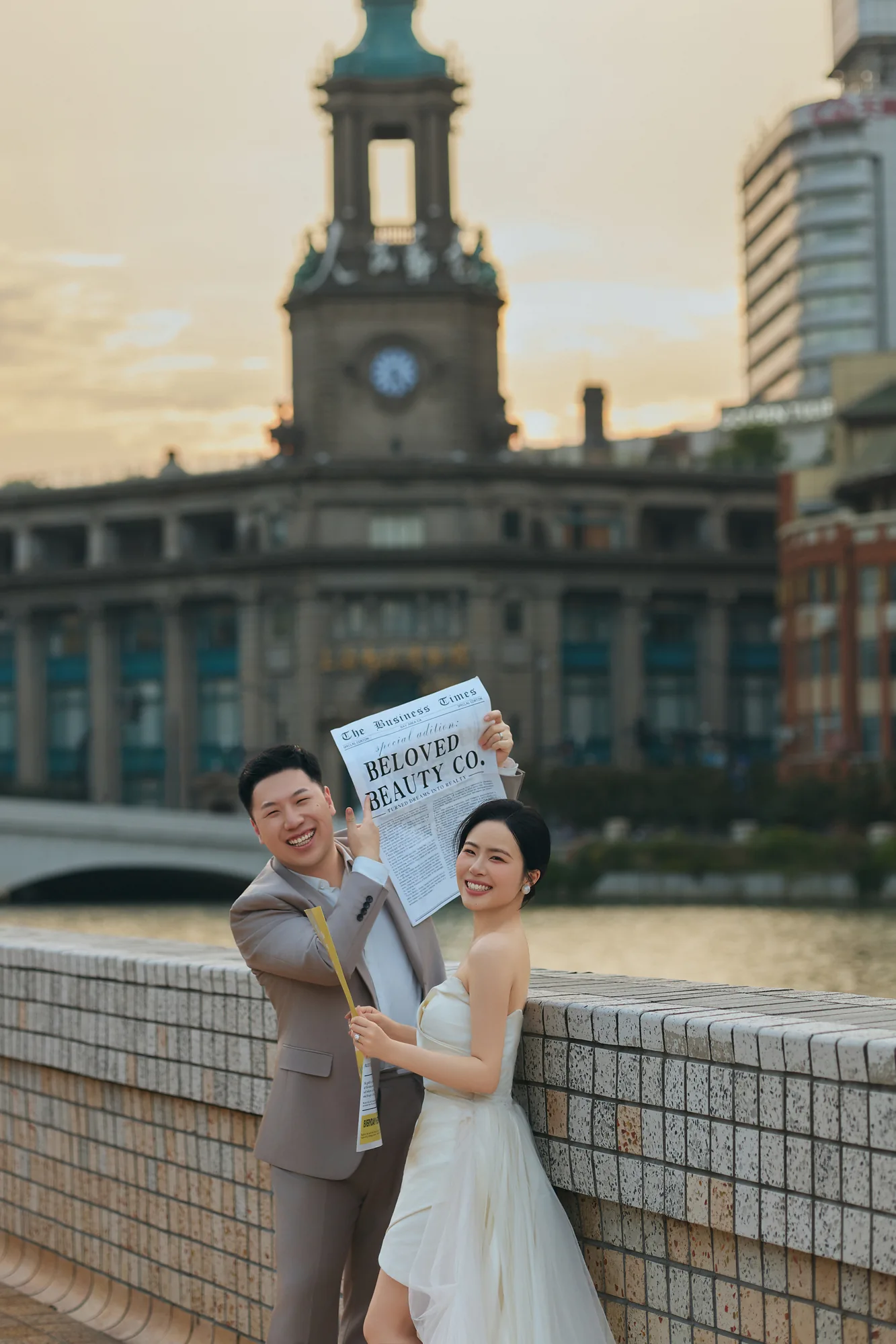 第4张婚礼照片：走过城市，走向同一个未来